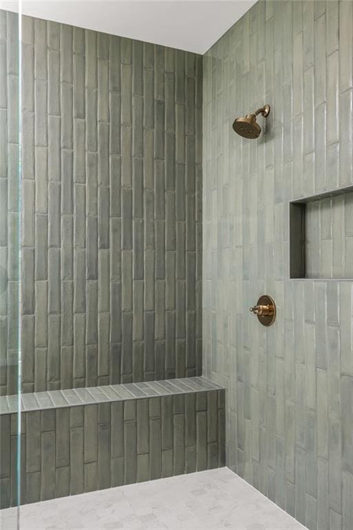 bathroom featuring tiled shower