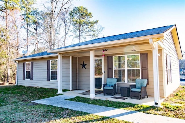 view of front of property with a front yard