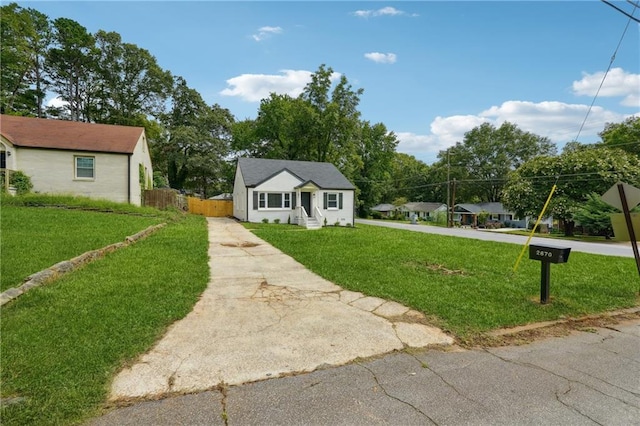 view of front facade featuring a front yard