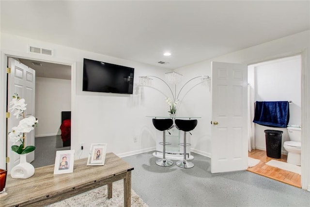 living room featuring visible vents, recessed lighting, and baseboards