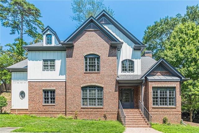 view of front of home featuring a front lawn