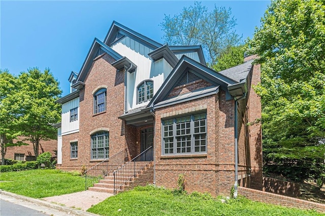 view of front of home featuring a front lawn