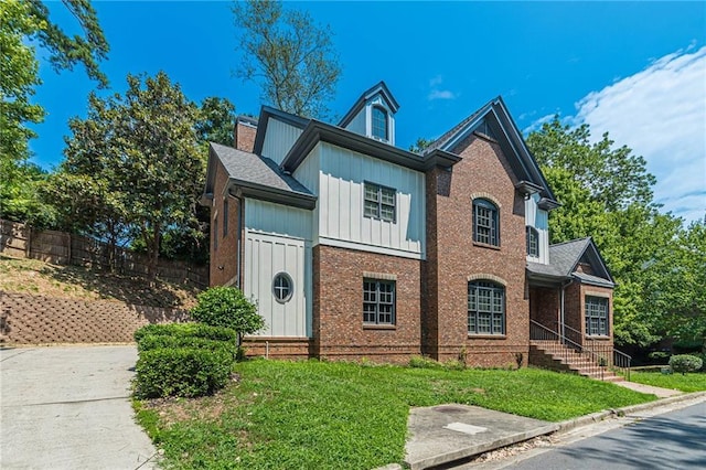 view of front facade featuring a front yard