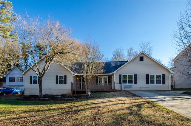 ranch-style house featuring a front yard