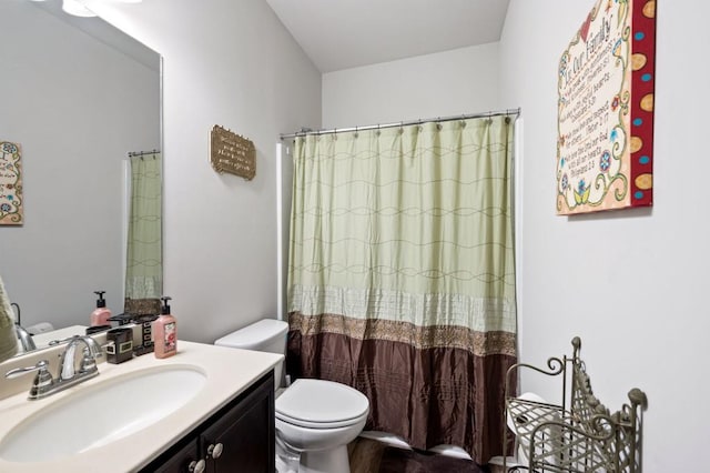 bathroom with toilet, a shower with curtain, and vanity