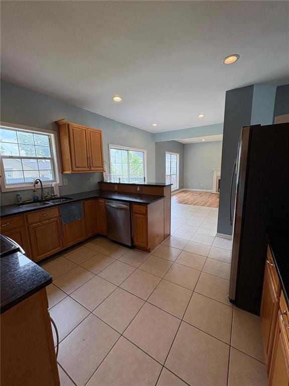1951 Bergerac Ct SW, Marietta, GA 30008 - kitchen featuring stainless steel appliances, a sink, plenty of natural light, a peninsula, and recessed lighting