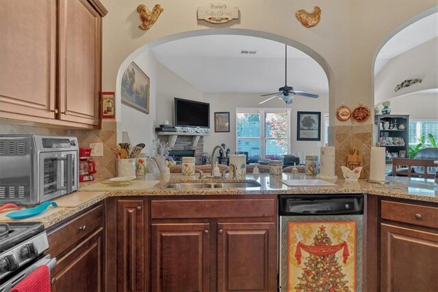 kitchen with a wealth of natural light, sink, stainless steel appliances, and ceiling fan