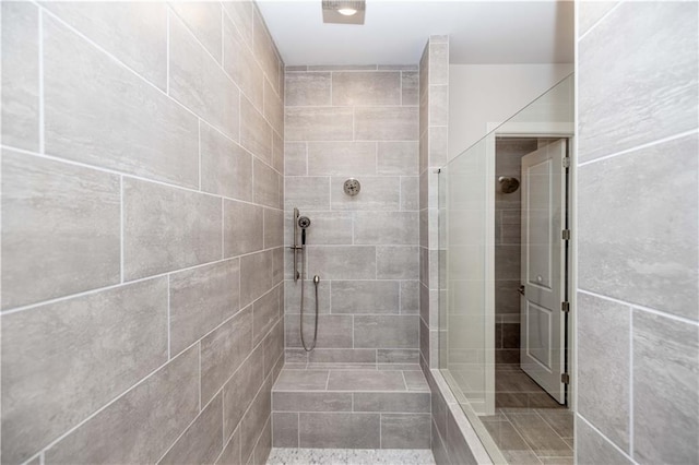 bathroom featuring tiled shower