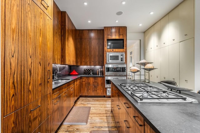 kitchen featuring sink, stainless steel appliances, and light wood-type flooring