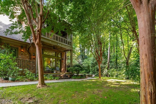 view of yard with ceiling fan