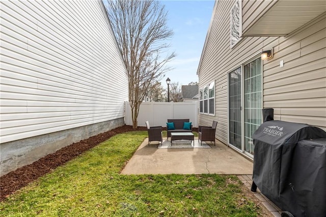 view of yard featuring an outdoor hangout area and a patio area