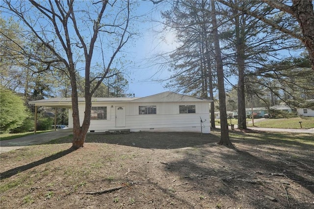 10152 Griffin Ln SW, Covington, GA 30014 - view of front of home with driveway, crawl space, a front yard, and a carport