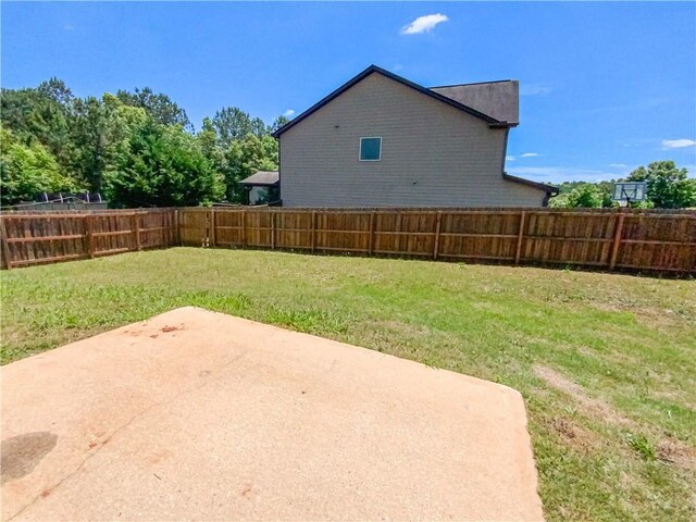 view of yard featuring a patio