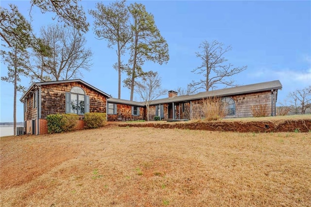 view of front of property featuring a front yard