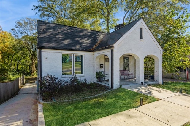 view of front facade featuring a front yard and a porch