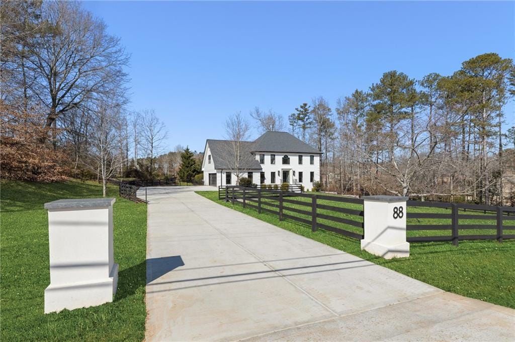 view of front of home featuring a front yard