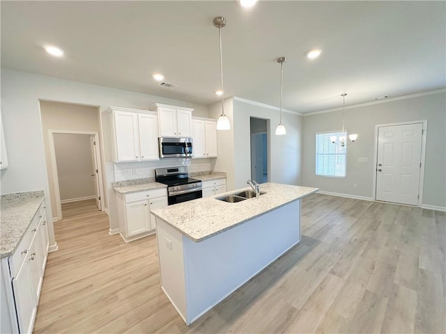 kitchen featuring visible vents, decorative backsplash, light wood-style flooring, stainless steel appliances, and a sink