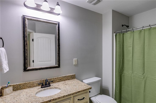 full bathroom featuring vanity, toilet, and a shower with curtain
