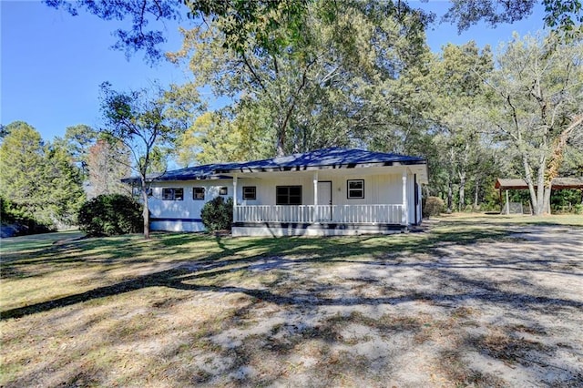 ranch-style home with a front yard and covered porch