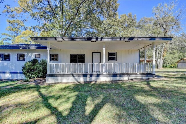 view of front of home with a porch and a front lawn