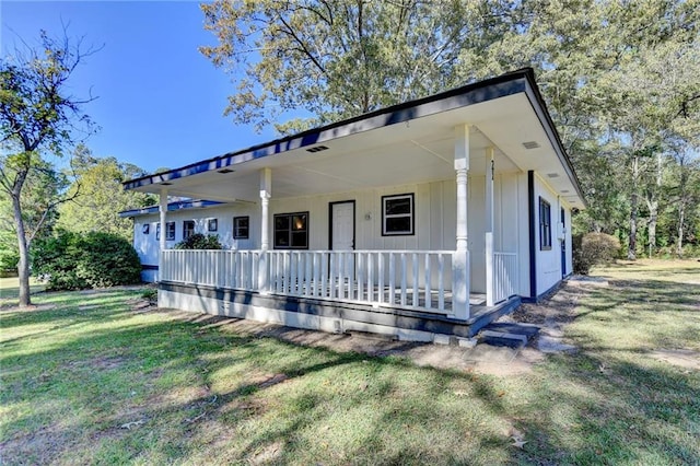 view of front facade featuring covered porch and a front yard