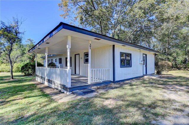 view of front facade with a front yard and covered porch