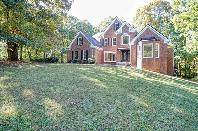 view of front facade featuring a front lawn