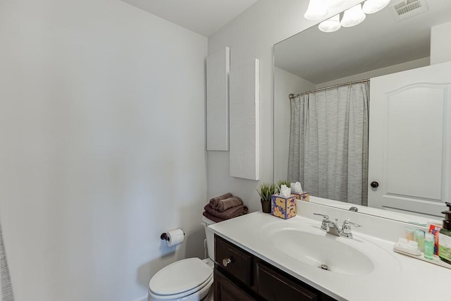 full bathroom featuring vanity, toilet, and a shower with curtain