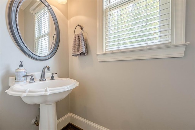 bathroom with plenty of natural light and baseboards