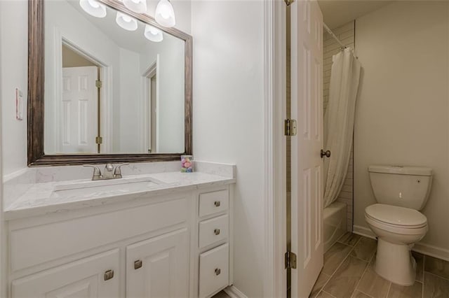 bathroom with shower / bath combo with shower curtain, toilet, vanity, and baseboards