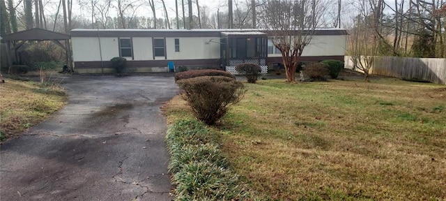 view of front facade featuring a front yard