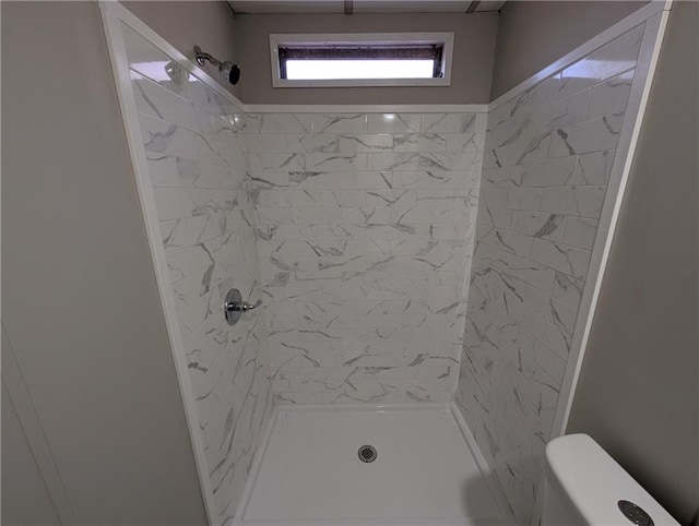 bathroom featuring a tile shower