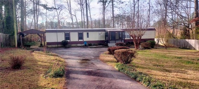 manufactured / mobile home with a front lawn