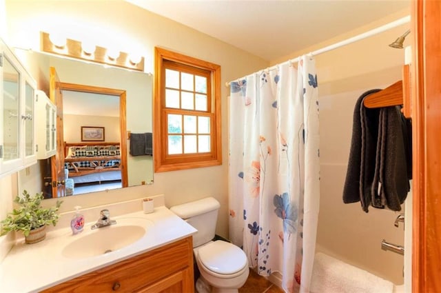 full bathroom featuring vanity, curtained shower, and toilet