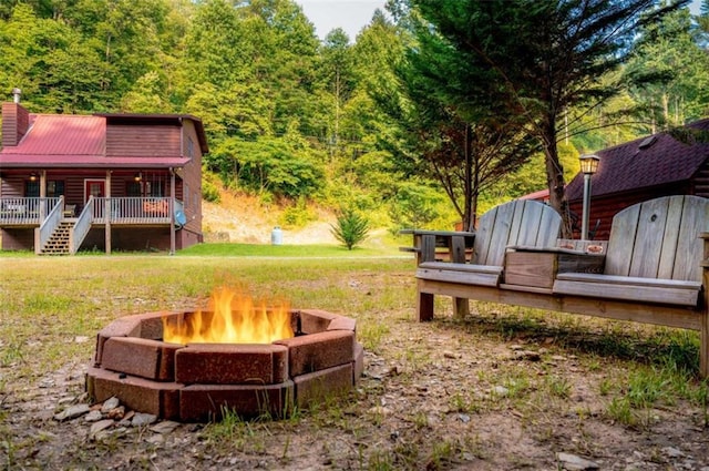 view of yard featuring a fire pit