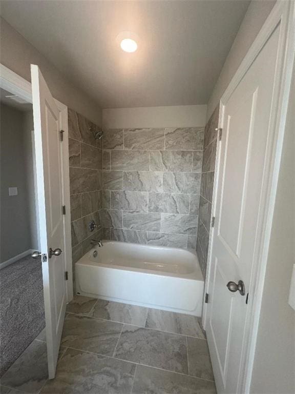 bathroom with tiled shower / bath combo