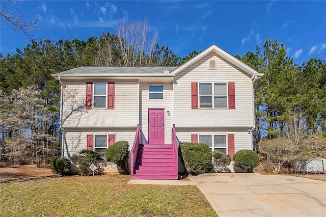 bi-level home featuring a front lawn