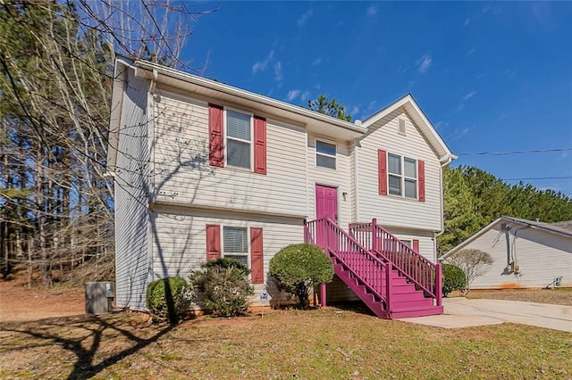 split foyer home with a front lawn