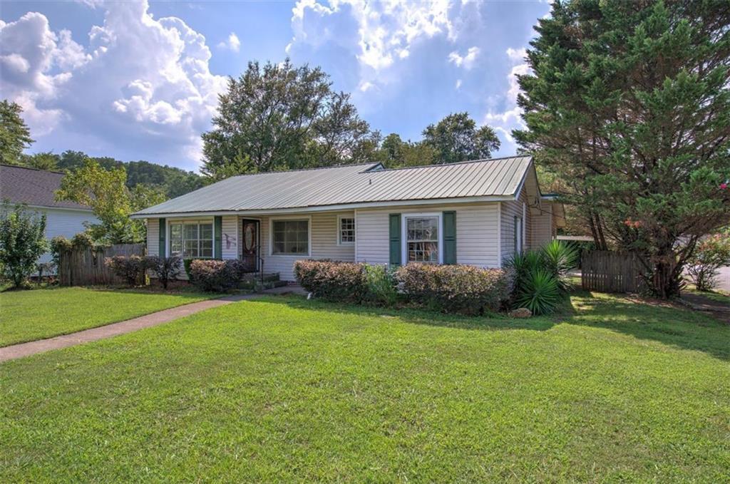 ranch-style house featuring a front lawn