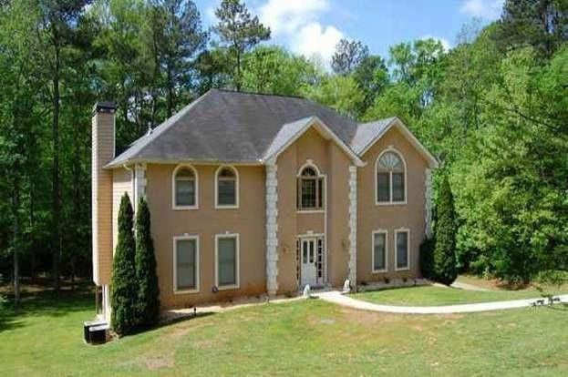 view of front facade with a front yard