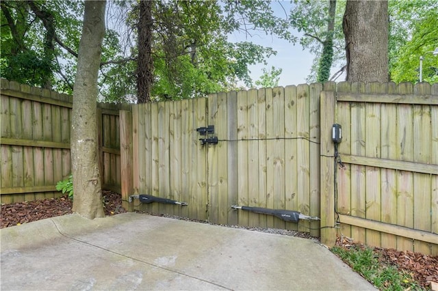 1232 Lucile Ave SW, Atlanta, GA 30310 - gate featuring a patio area