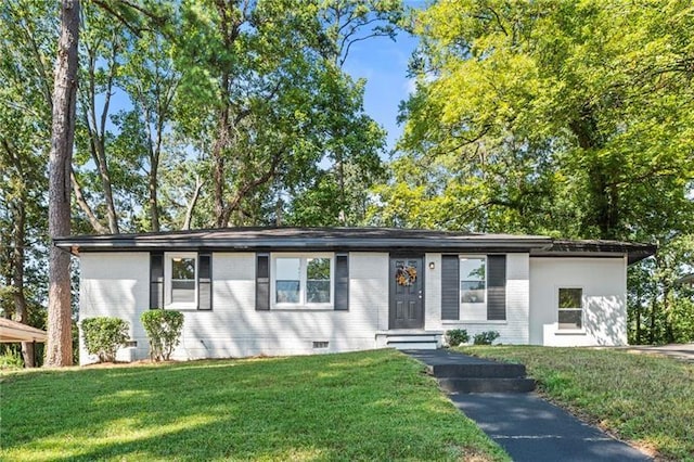 ranch-style home featuring a front lawn