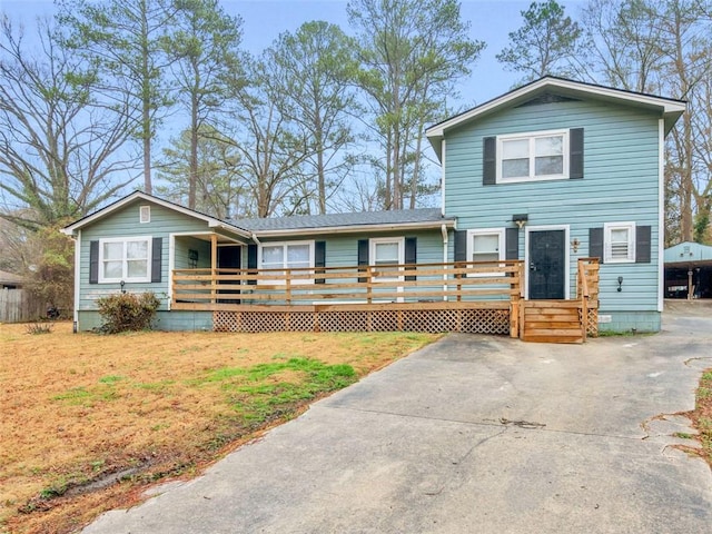 view of front facade featuring driveway and a front lawn