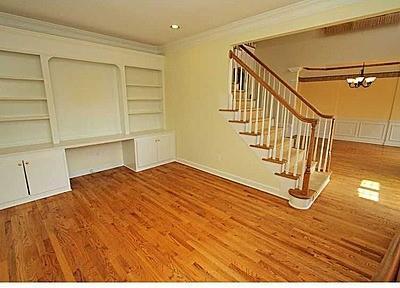 interior space with an inviting chandelier, ornamental molding, and light hardwood / wood-style flooring