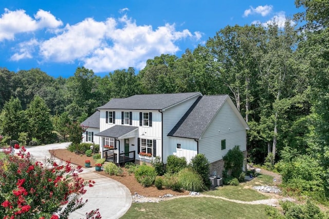 view of front of home featuring a porch and a front yard