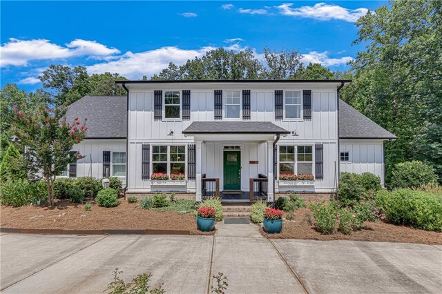 property entrance featuring a porch