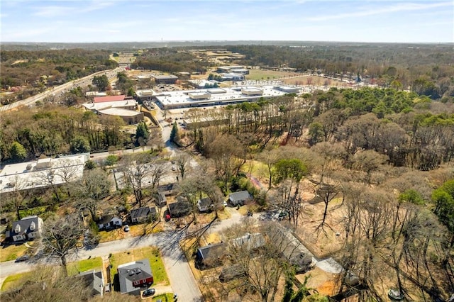 birds eye view of property featuring a forest view