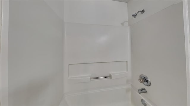 bathroom with tub / shower combination