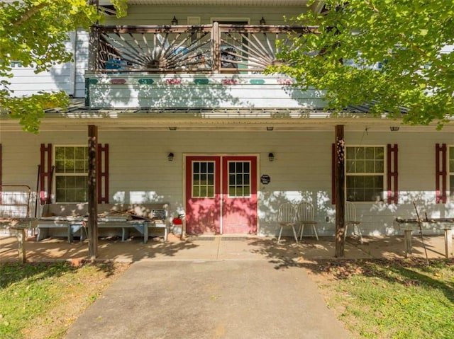 view of front facade featuring a porch and a balcony