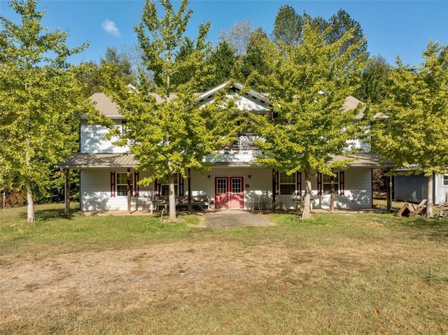 view of front of home featuring a patio and a front lawn